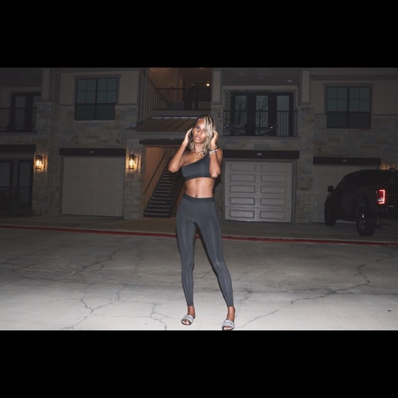 Two piece set - Picture 4 of 4